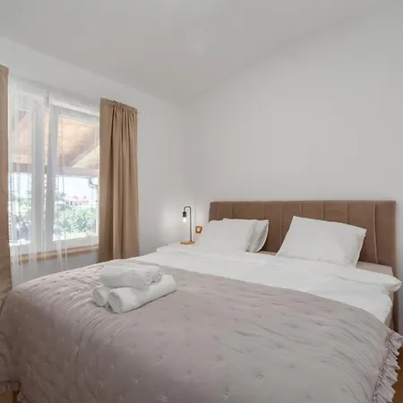 Leonardo Apartment *